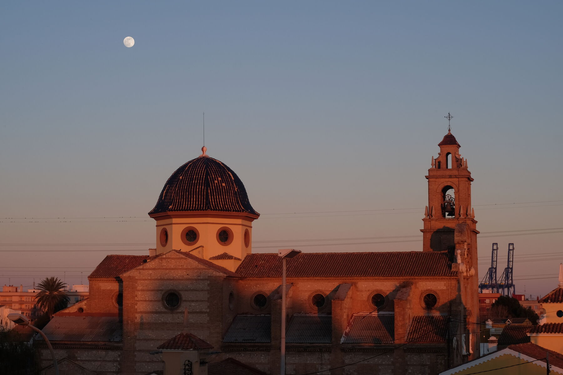 La iglesia de la punta un día de san antonio con luna casi llena
